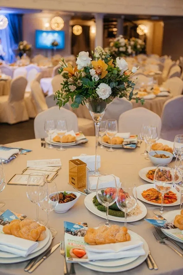 Цветочные композиции на столы во время коференции 