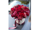 Букет в шляпной коробке из кустовых и классических красных роз, ахиллеи. Доставка букетов