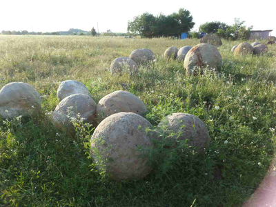 Каменные шары