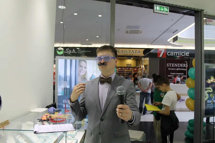 Фотозона и ведущий на празднике