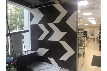 Смонтированные панели из инженерной доски "французская елка".