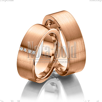 Классические обручальные кольца прямоугольного профиля из красного золота с поперечной полоской брил