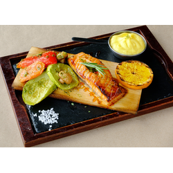 Лосось на ольховой планке