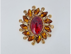 Брошь с красным янтарем