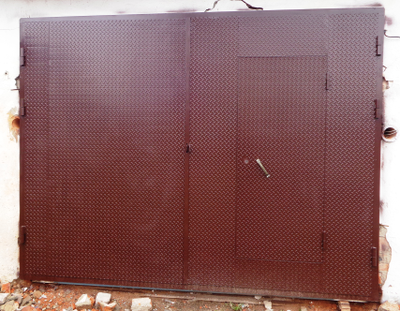 РАСПАШНЫЕ ГАРАЖНЫЕ ВОРОТА С КАЛИТКОЙ   артикул СВР -04 (УТЕПЛЕННЫЕ)