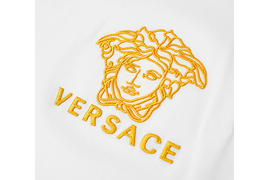 Вышивка золотом на белой футболке