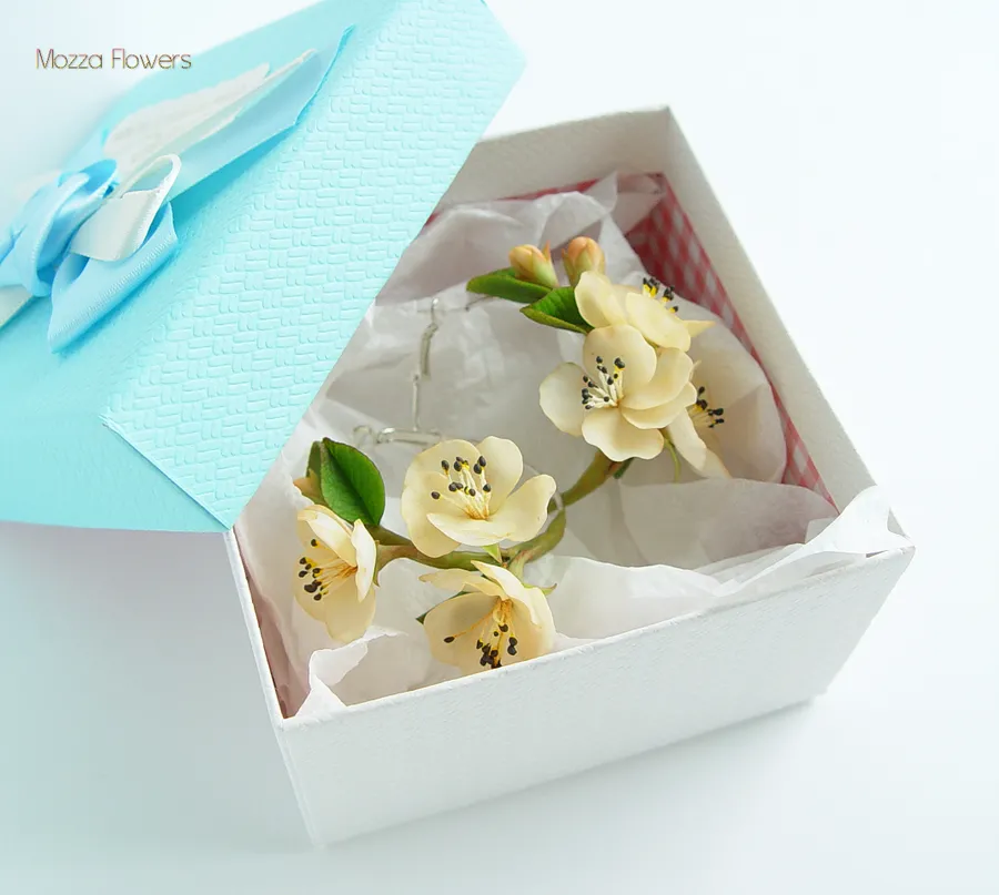 Серьги-кольца с кремовой яблоней