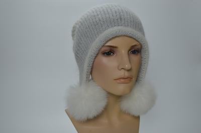 Белая итальянская шапка с помпонами