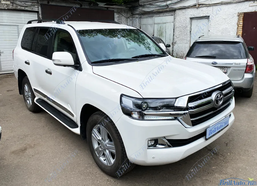 Рестайлинг Land Cruiser 200 из 2011 в 2021 год (классика, темные фары)