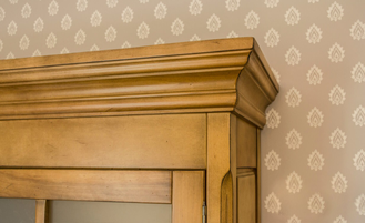 Полка для книг со стеклянными дверьми.