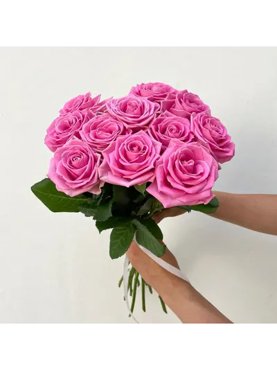 11 розовых роз