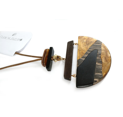 (АРТИКУЛ: 8992/52) КОЛЬЕ ЖЕНСКОЕ, КРУПНАЯ ПОДВЕСКА В БЕЖЕВО-КОРИЧНЕВЫХ ТОНАХ, ЮВЕЛИРНЫЙ ПЛАСТИК, МЕТАЛЛ, БЕЖЕВЫЙ ШНУРОК