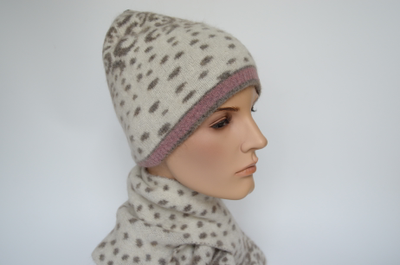 Белая пятнистая вязаная шапка для женщин фото