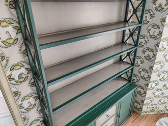 Стеллаж высокий на тумбе с боковыми перекрестиями.