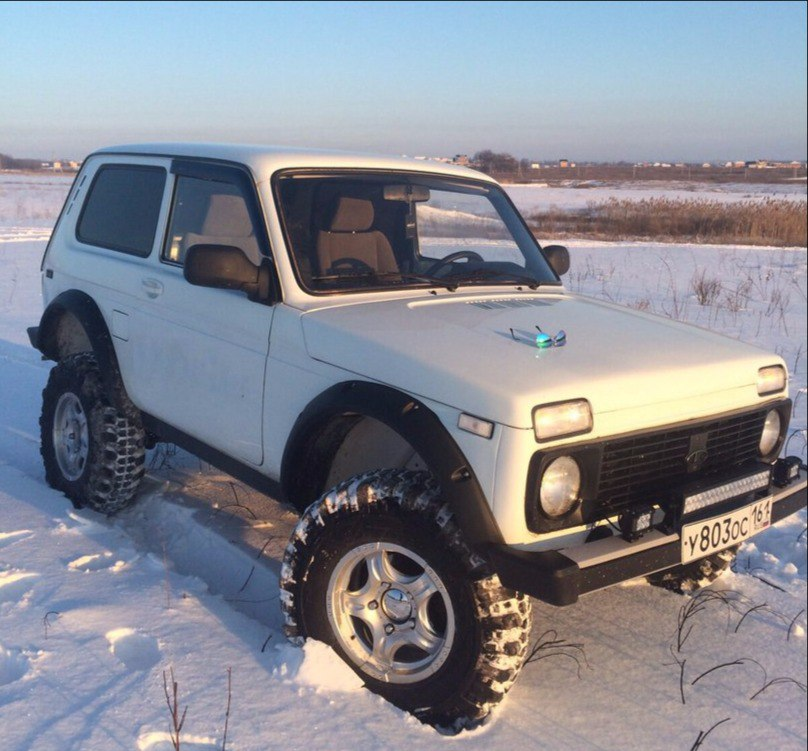 Купить ниву на авито в воронеже. Нива 2308. Нива 3 дверка. Нива 2121 белая Offroad. Сафари 500 на ниву.