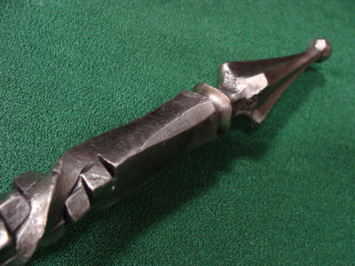 Металлическая трость с крестом на рукояти