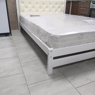 Кровать  из массива с мягким изголовьем