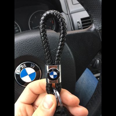 БРЕЛОК С КОЖАНЫМ ПЛЕТЁНЫМ РЕМЕШКОМ С ЛОГОТИПОМ АВТО ЧЁРНЫЙ