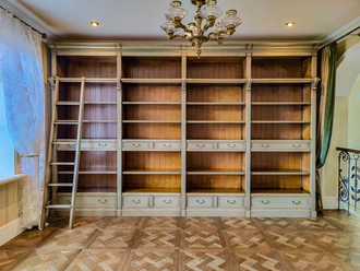 Библиотека модульная открытая с лестницей.