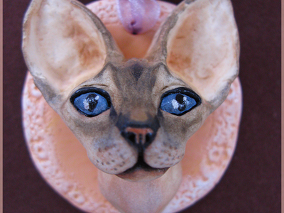 Катря - кошечка сфинкс. Авторская подвеска в виде кошки из полимерной глины