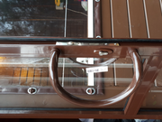 Ручка скоба с  шариковым замком на входной группе. Штульповое распашное открывание. 