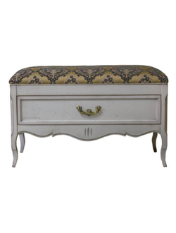 Пуф с мягким сиденьем и ящиком  на резных ножках.