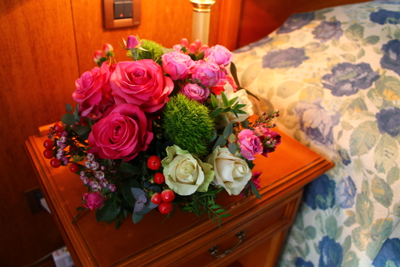 Оформление номера в гостинице цветами № 1493