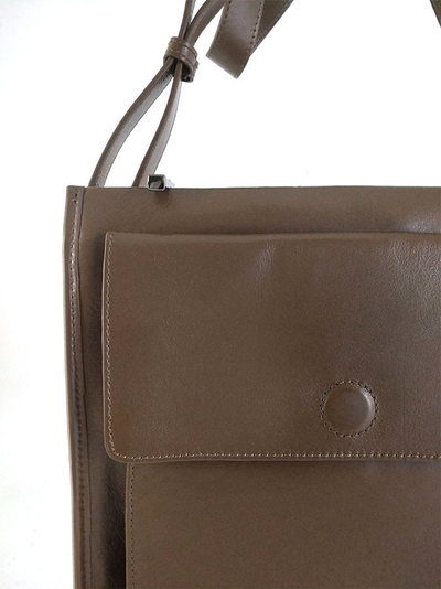 (АРТИКУЛ: 9826/2/51) СУМКА СРЕДНЕГО РАЗМЕРА, НАТУРАЛЬНАЯ КОЖА, ЦВЕТ МЕЖДУ ТЕМНО-БЕЖЕВЫМ И КОРИЧНЕВЫМ, РЕМЕНЬ ЧЕРЕЗ ПЛЕЧО