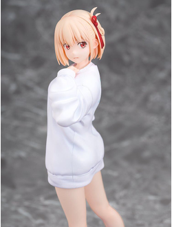 Фигурка 1/7 Тисато Нисикиги (Chisato Nishikigi Oversized Sweatshirt Ver.)