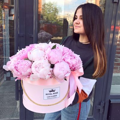 25 пионов в коробке