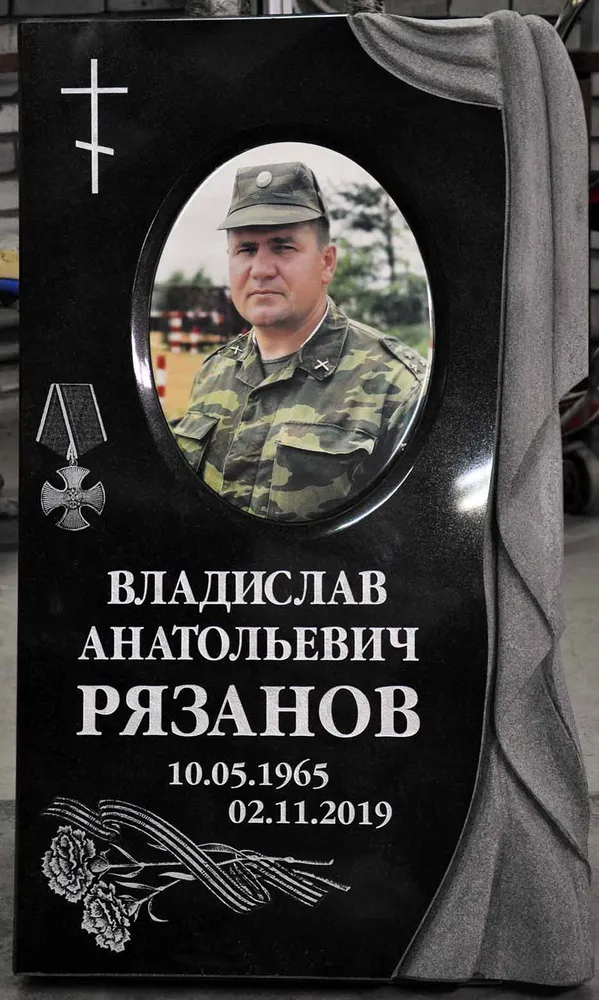 Памятник с портретом цветным