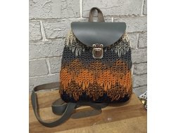 Рюкзак женский "Осенняя сказка" вязаный с клапаном из натуральной кожи, ручная работа. Цвет: Оранжево-серый, р-р 24*20*10см