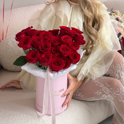 Букет в шляпной коробке «LOVE IS»