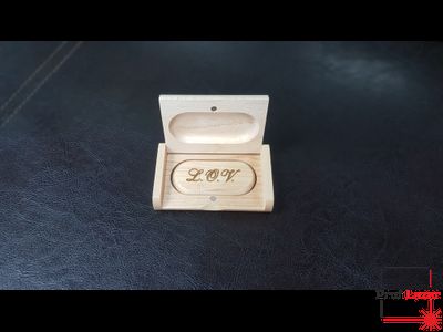 Флешка в деревянном футляре с гравировкой