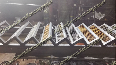 лестница на металлическом каркасе