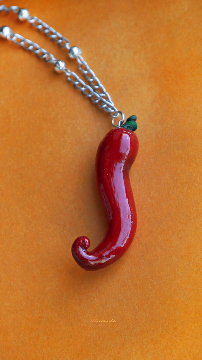 "Добавь перчика!" Яркий кулон с перцем Чили