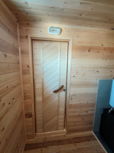 Баня летняя 2*4 м, крыша 1 скат, топка снаружи, проливные полы