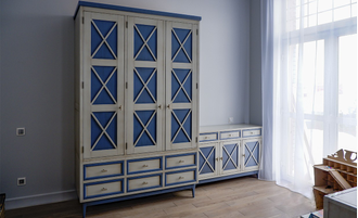 Шкаф для одежды трехстворчатый с перекрестиями в стиле 50х.