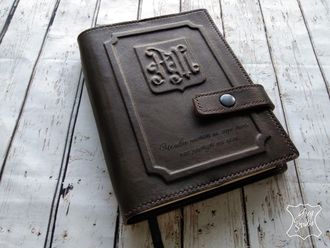 Кожаный ежедневник с объемными инициалами на обложке