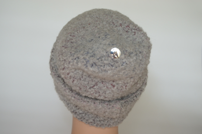 серая вязаная шапка из альпака