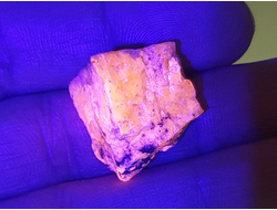 Гакманит (Содалит), светится в УФ, Россия, Мурманская обл. (22*21*15 мм, вес: 5,6 г) №26753