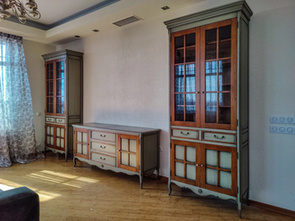 Витрина двустворчатая, двери с перекрестиями.