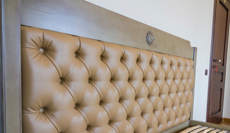 Кровать с мягким изголовьем из экокожи.