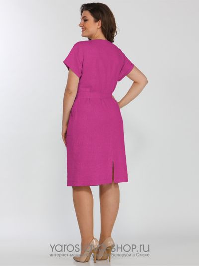 Летнее платье прямого силуэта цвета фуксии на пуговицах