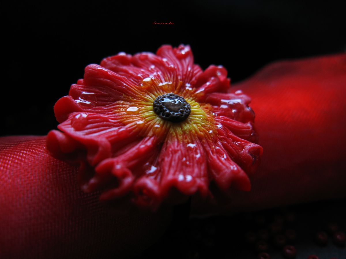 Яркое кольцо в виде стилизованного цветка мака с каплями росы