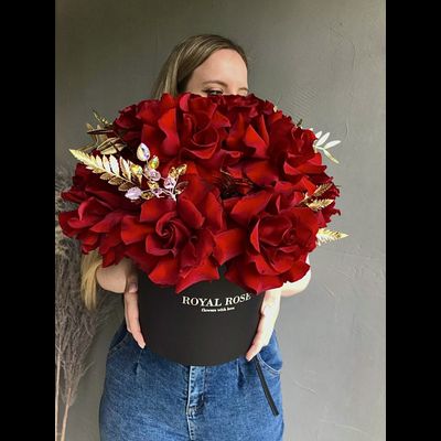 Крупные розы в черной коробке с украшениями