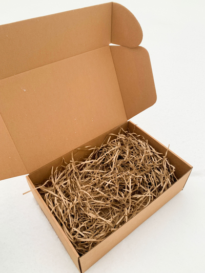 Подарочная коробка GILEV 32x22x10 см с наполнителем и розовой лентой