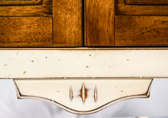 Этажерка с нижней тумбой с дверьми.