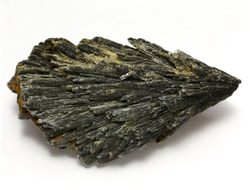 Кианит чёрный