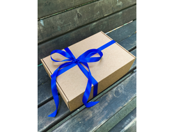 2 штуки - Подарочная коробка с наполнителем КРАФТ и синей лентой (32x22x10см)